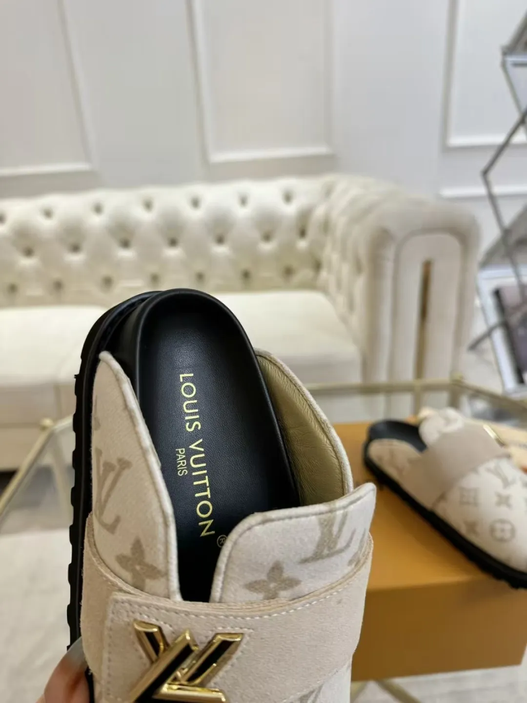 p560 High version women's toe-cap slippers ✨ **LV classic toe-toe slippers | Eternal elegance, starting from the toes** ✨ This pair of **Louis Vuitton classic toe-toe slippers** is an **eternal legend** in the fashion industry, and every detail tells **luxury and taste**. ... **Versatile, no matter the style**: ▪ Pair with jeans, casual and high-end ▪ Pair with a dress, elegant and lazy ▪ Commuting or dating, easily manage various occasions 💖 **Fashion icons are wearing it**, what are you waiting for?   **Owning it means owning an eternal classic**! ✨ #Louis Vuitton #LV slippers #Advanced sense of wear #Classic never goes out of style Fabric: Classic jacquard fabric Lining: Sheepskin lining Sole: Original rubber sole Size: Female 35-41 Male 38-46